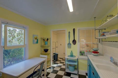 We love the sunny kitchen!