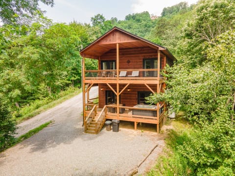 Gravel driveway leading to the welcoming front entrance of A Treehouse View cabin.