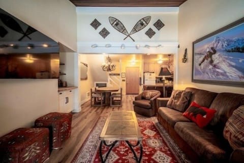 Home Decor, Furniture, Indoors, Living Room, Couch