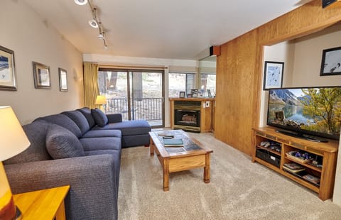 Living Room, Room, Indoors, Flooring, Couch