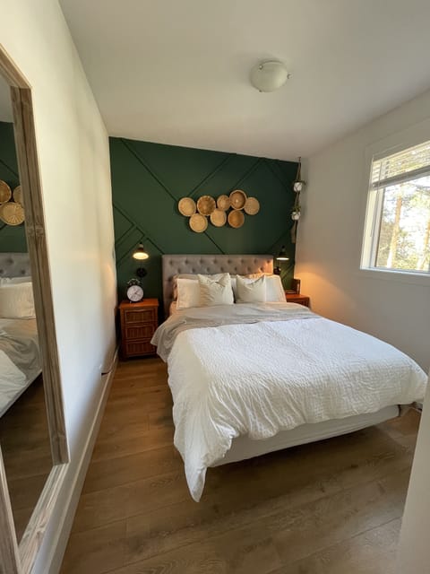 Queen size bed, brand new mattress medium firm with cooling gel, 680 TC sheets