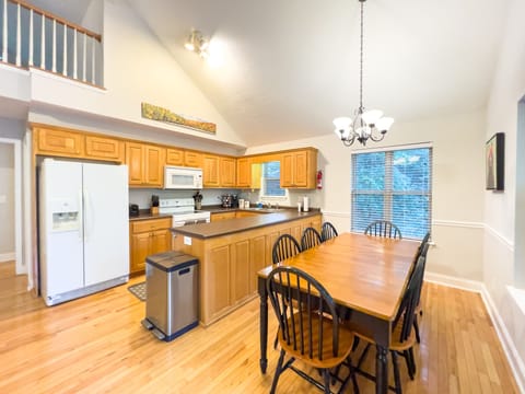 fully-stocked kitchen with dishwasher!