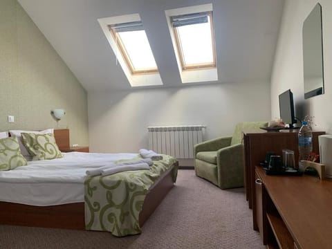 Room, 1 Bedroom, Balcony, City View | Living area