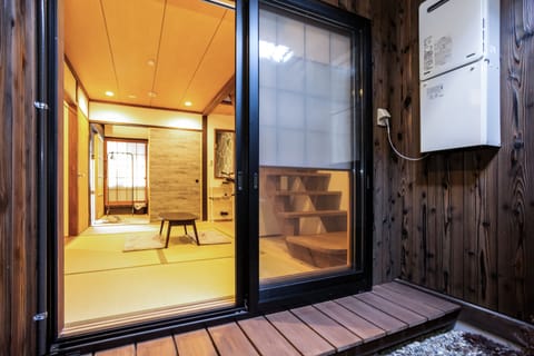 Comfort Townhome, Non Smoking | 2 bedrooms, desk, bed sheets