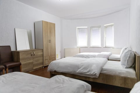 Basic Triple Room | Desk, free WiFi, bed sheets