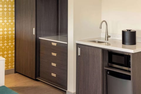 Studio Suite, 1 King Bed, Non Smoking | Desk, laptop workspace, iron/ironing board, free WiFi