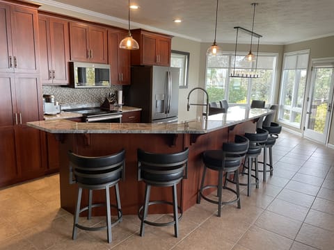 Swivel bar stool seating for 5