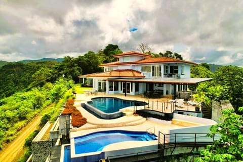 Spacious, luxury villa with infinity pool, sundeck, BBQ.  Enjoy it all! 
