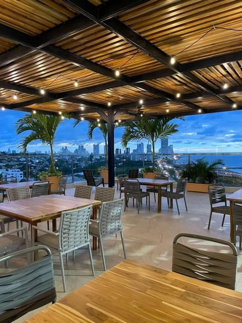 2 bars/lounges