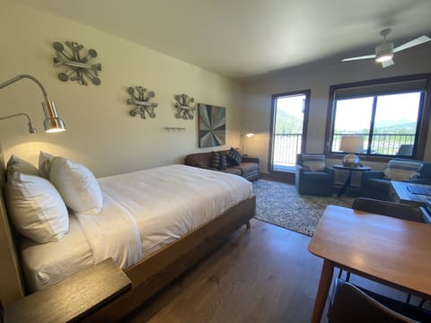 Stylish Slopeside Studio condo!