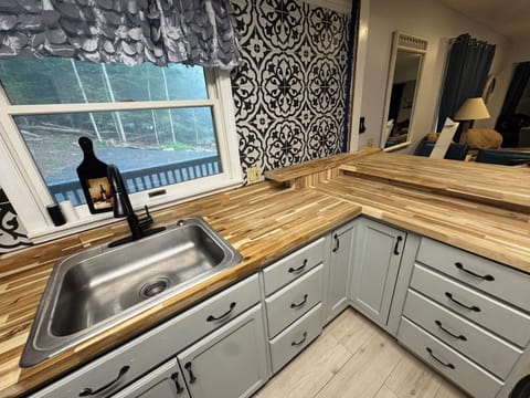 Updated kitchen -- new counters