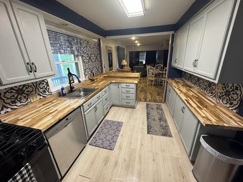 Updated kitchen -- new counters