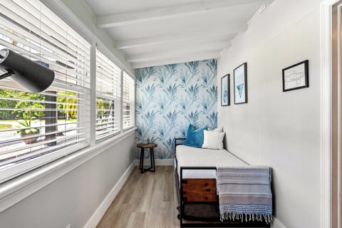 2 twin beds (trundle) with no en-suite bathroom