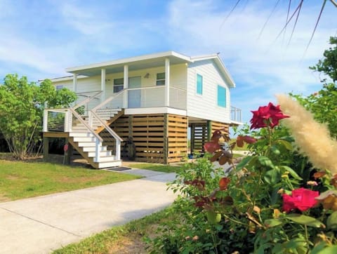 SurfShack is your cozy cottage right on the beach!