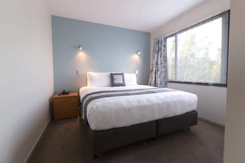 Room, 1 Bedroom | Desk, laptop workspace, soundproofing, iron/ironing board