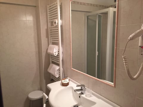 Double room with window | Bathroom | Shower, free toiletries, hair dryer, bathrobes