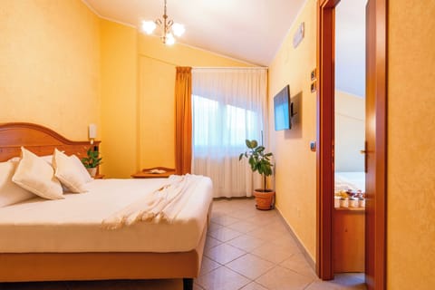 Family Room with window | In-room safe, desk, free WiFi, bed sheets