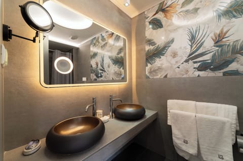 Junior Studio Suite | Bathroom | Free toiletries, hair dryer, towels, soap