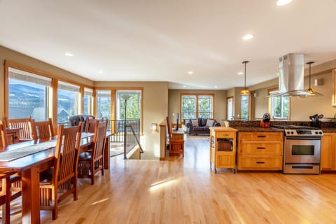 House, 3 Bedrooms | Private kitchen | Fridge, oven, coffee/tea maker
