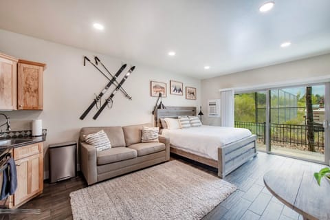 Prospector Lodge 616: Studio with King bed