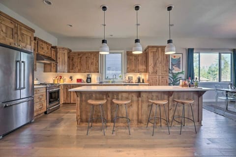 Spacious chefs kitchen - FULLY stocked