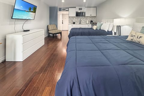 Studio living with 2 Queen beds, TV & kitchenette area!