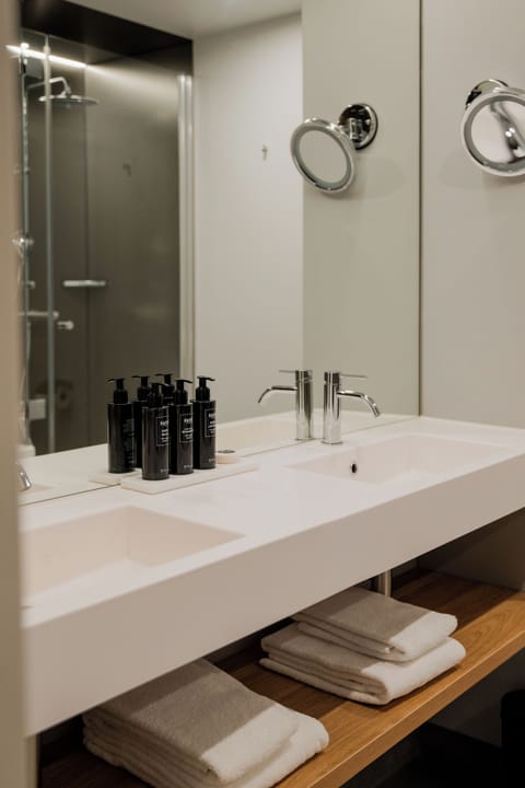 Superior Double Room, Bathtub | Bathroom | Shower, rainfall showerhead, eco-friendly toiletries, hair dryer