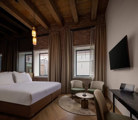 Comfort Plus Room | Premium bedding, in-room safe, desk, laptop workspace