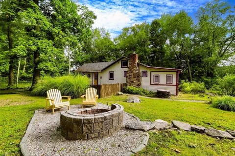 [Lake House] A Vibrant Retreat: Classic New England Lake Cottage with a Dog Run in the Rear.