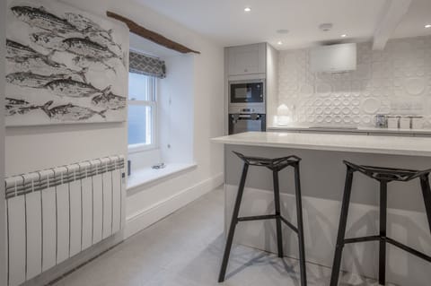 Cottage (4 Bedrooms) | Private kitchen | Fridge, microwave, oven, stovetop