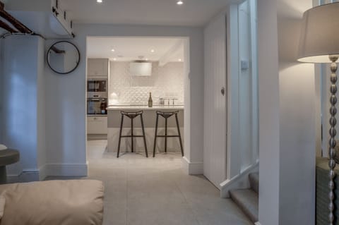 Cottage (4 Bedrooms) | Living area | 32-inch Smart TV with cable channels, TV, fireplace