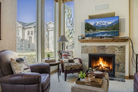 Condo, 3 Bedrooms | Living area