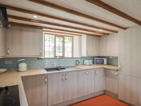 Cottage | Private kitchen | Fridge, dishwasher, electric kettle, toaster