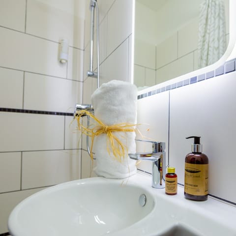Superior Room | Bathroom | Shower, rainfall showerhead, eco-friendly toiletries, hair dryer