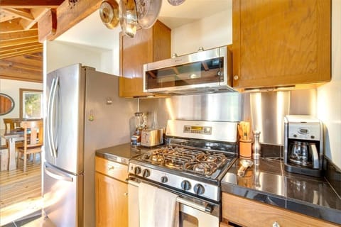 Gas stove for easy cooking control