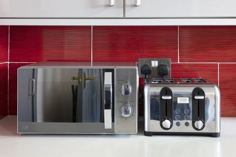 Microwave & toaster 
