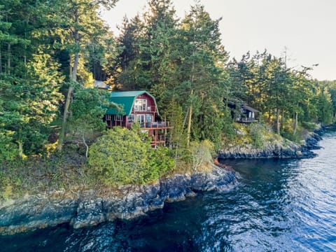 Evergreen Waterfront Retreat

** high bank waterfront- no water access