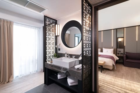 Deluxe Room (King) | Bathroom | Shower, rainfall showerhead, hair dryer, bathrobes