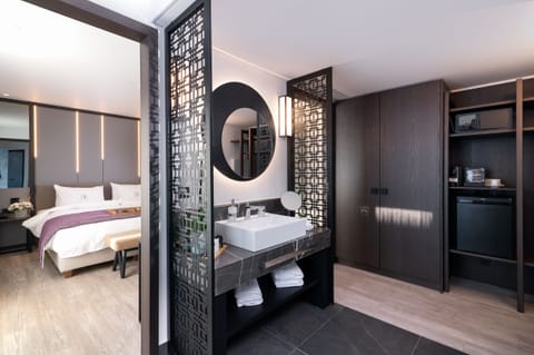 Deluxe Room (King) | Bathroom | Shower, rainfall showerhead, hair dryer, bathrobes