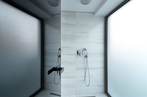 Deluxe Room (King) | Bathroom | Shower, rainfall showerhead, hair dryer, bathrobes