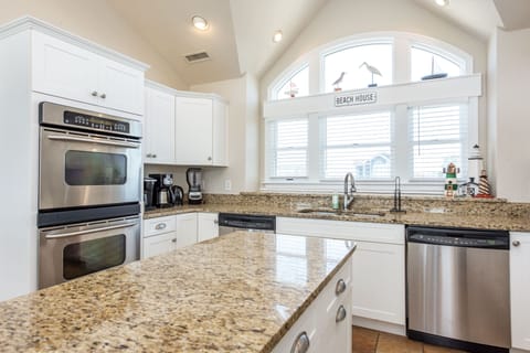 Gourmet Kitchen - center island, 2 sinks, lots of room for multiple cooks!