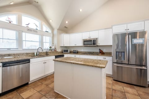 Gourmet Kitchen: 2 dishwashers, 2 ovens, 2 sinks!
