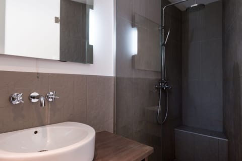 Double Room | Bathroom | Shower, free toiletries, hair dryer, towels