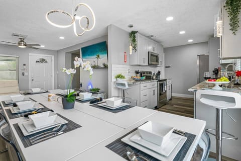 Love homecooked meals? Eat your favorite meals without going out in this beautiful dining table. Have questions about the property? Send us an inquiry now!