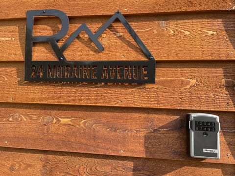 Keypad to the cabin. Prior to your stay you will get a code to retrieve a key. 
