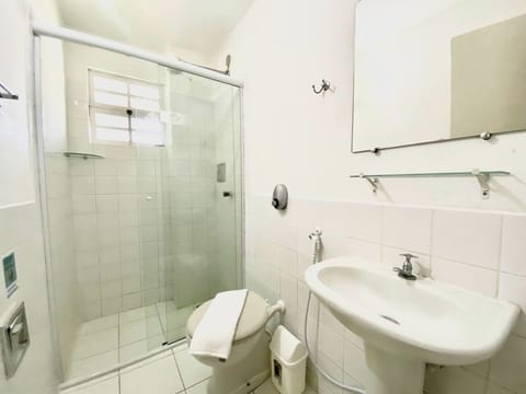 Classic Triple Room | Bathroom | Shower, towels