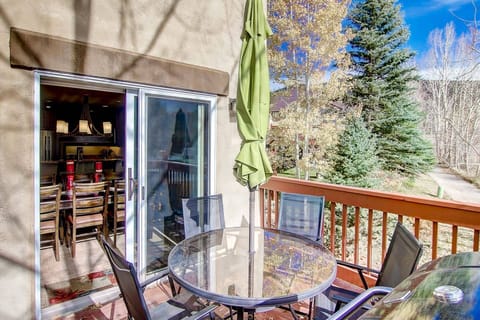 Take your meal and drinks to the deck and get fresh mountain air