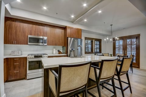 Kitchen and Breakfast Bar