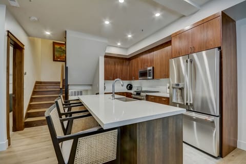 Kitchen andBreakfast Bar