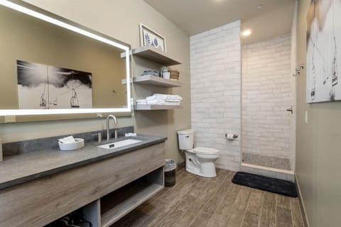 Room 105 | Bathroom | Hair dryer, towels, soap, shampoo